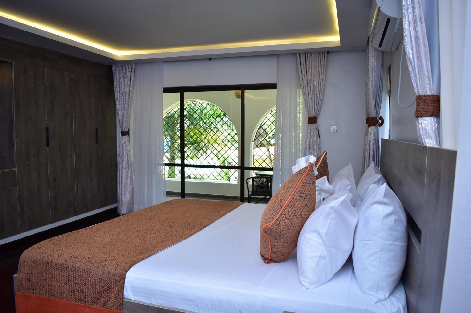 Makaazi Nyali Hotel Момбаса Екстериор снимка